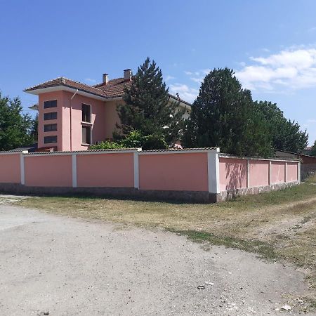 Guest House Edelvais Dve Mogili Exteriér fotografie