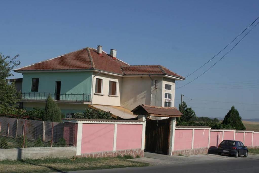 Guest House Edelvais Dve Mogili Exteriér fotografie